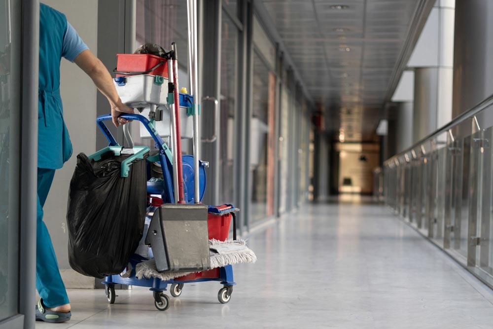 Städvagn i en korridor på ett företag